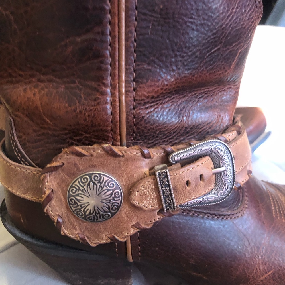 BOOTS ON DA GROUND! 
Brown Ankle Booties with Western Stitching - Picture 6 of 10